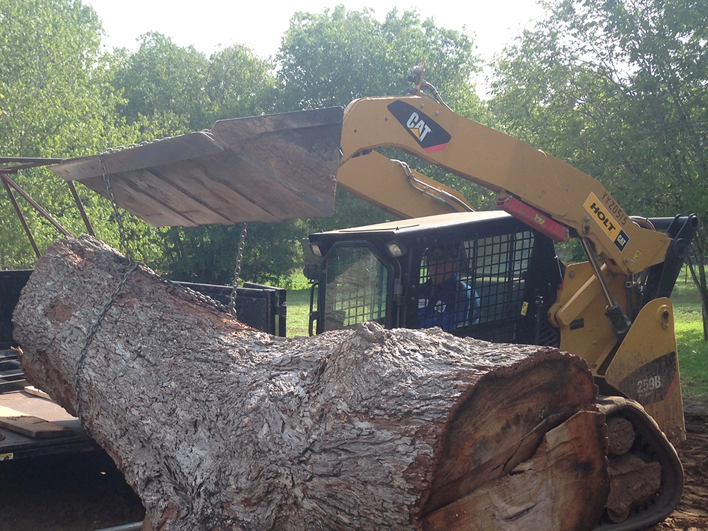Skid steer with 3500 pound lifting capacity for heavy log pickup